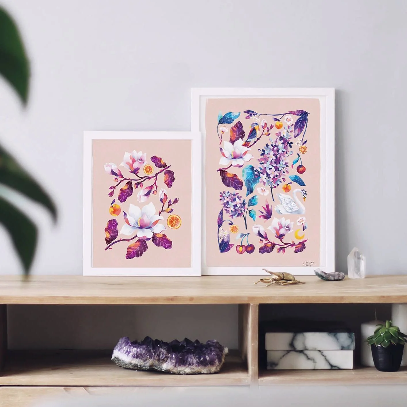 La nouvelle collection 🌸 Jardin parfum&eacute; 🍒 est en ligne ! Elle met &agrave; l&rsquo;honneur la fra&icirc;cheur du printemps, compos&eacute;e de fleurs et de fruits frais. 
- 
🍊 J&rsquo;ai notamment illustr&eacute; 5 Artprints en &eacute;diti