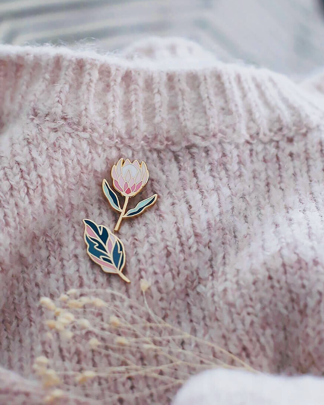 C&rsquo;est bient&ocirc;t la f&ecirc;te des m&egrave;res 🥰 les pin&rsquo;s font partie des petits pr&eacute;sents que vous aimez offrir, alors merci ! ✨ Pour l&rsquo;occasion, je vous offre la livraison a partir de 35&euro; sur le shop. Vous pouvez 