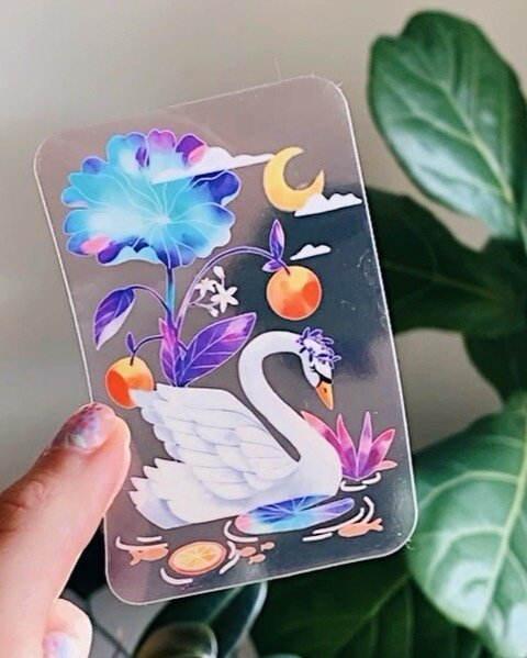 Le sticker du Cygne dans le jardin parfum&eacute; 🦢🌸✨ je l&rsquo;ai pens&eacute; pour qu&rsquo;il soit doux et po&eacute;tique. Son fond est transparent l&eacute;g&egrave;rement color&eacute; et je trouve qu&rsquo;il match super bien sur un t&eacut