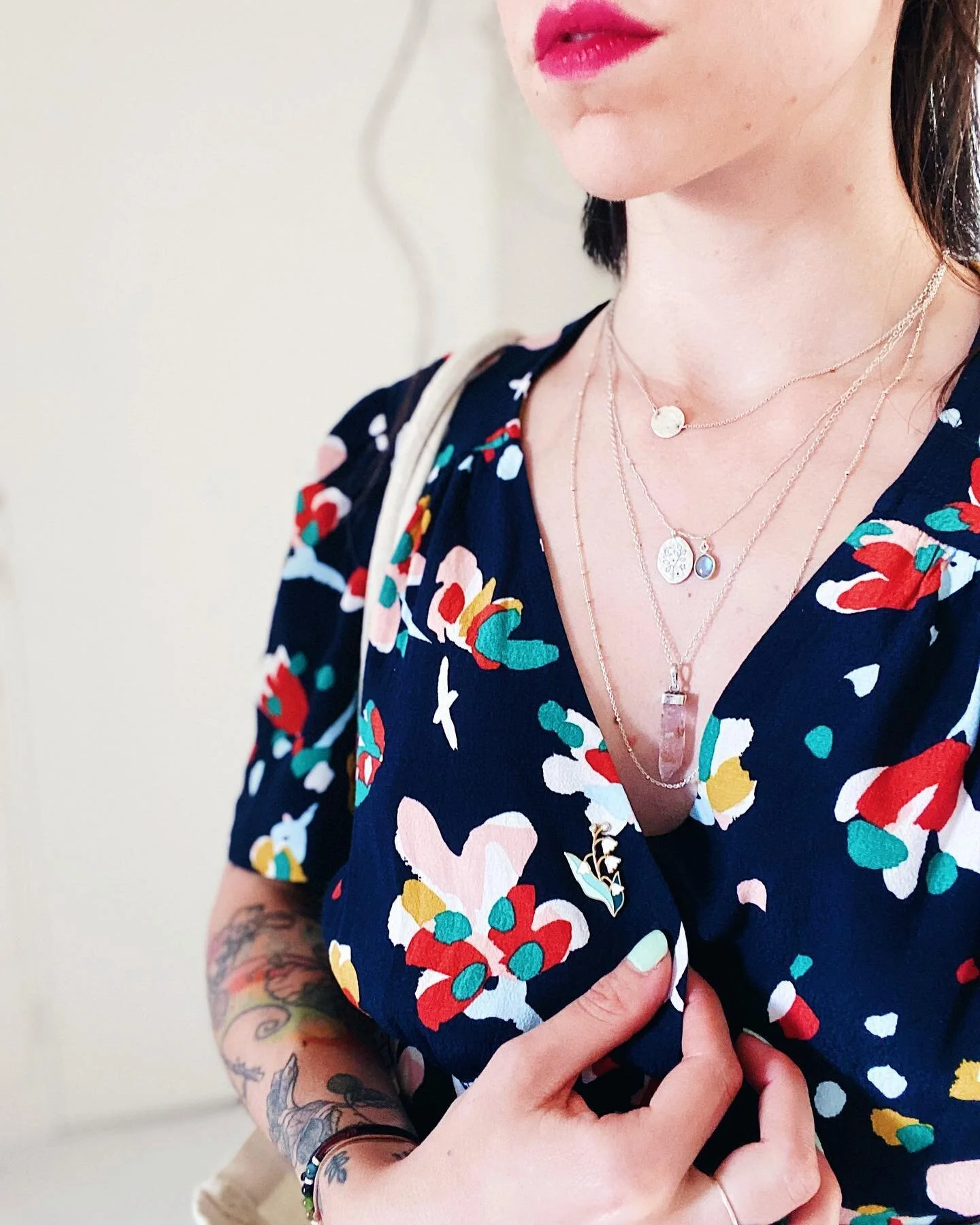 Voici une petite astuce &agrave; essayer avec vos pin&rsquo;s ! : s&rsquo;en servir pour ajuster un d&eacute;collet&eacute; qui baille. ✨🌷
-
Ici je porte le pin&rsquo;s muguet et un des colliers est le collier amulette &laquo;&nbsp;Merveille&nbsp;&r