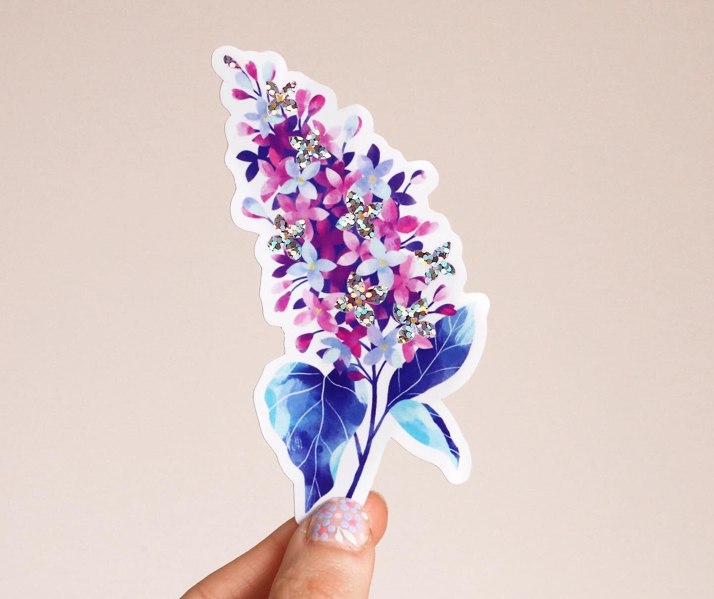 Parce qu&rsquo;on a toujours besoin de mettre des paillettes dans notre quotidien ✨🌸 sticker lilas brille de milles feus 😎. (Swipe &agrave; droite 👉)
-
#lencreriemarine #stickers #stickerart #stickershop #stickerscollection #lilac #watercolorflowe