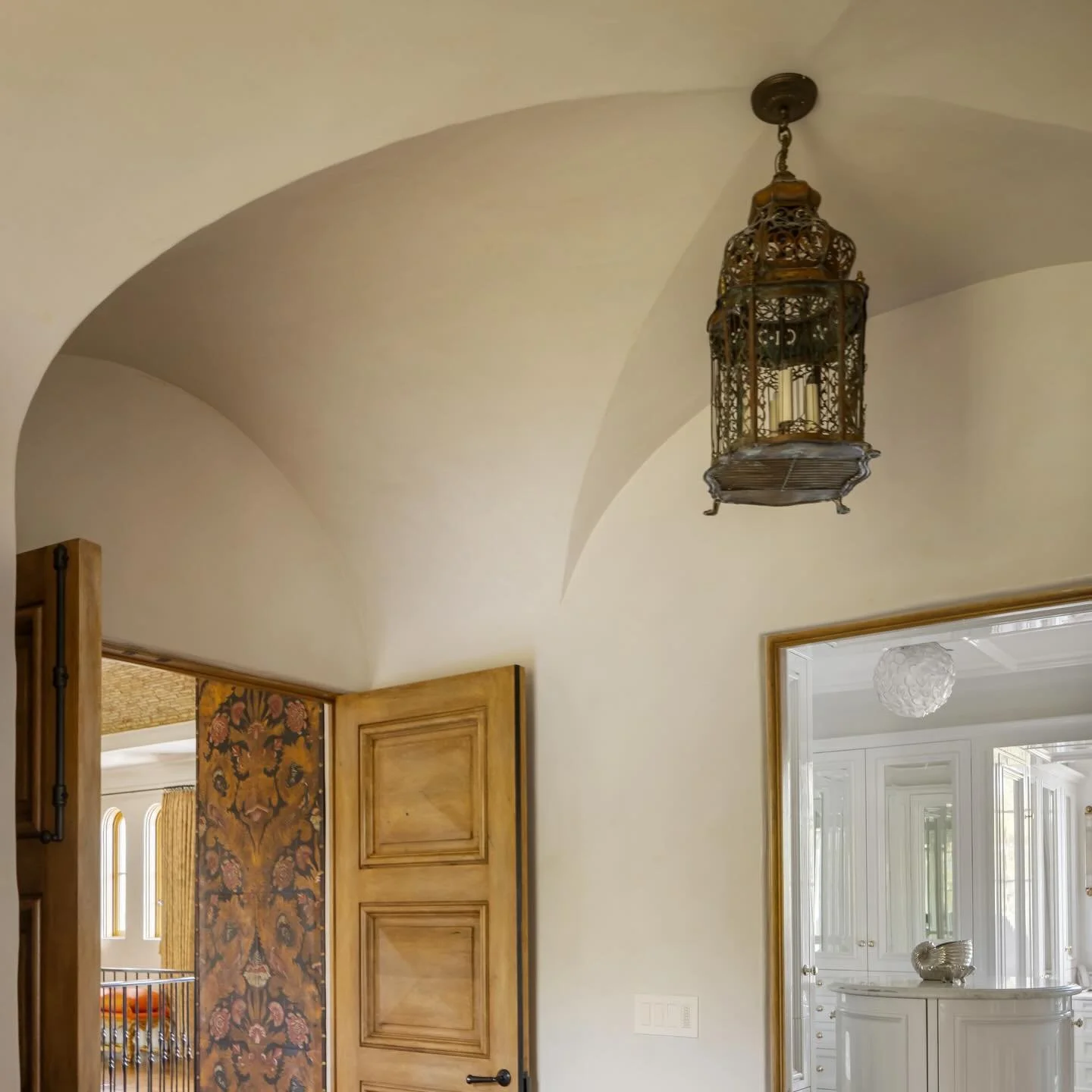 Soft edges, pretty curves, and ceiling details that make the whole room feel more special. 

Welch Design Studio + Welch Design Studio Interiors
@welch_design_studio @welchinteriors 
#architecture #interiordesign #welchdesignstudio #welchinteriors