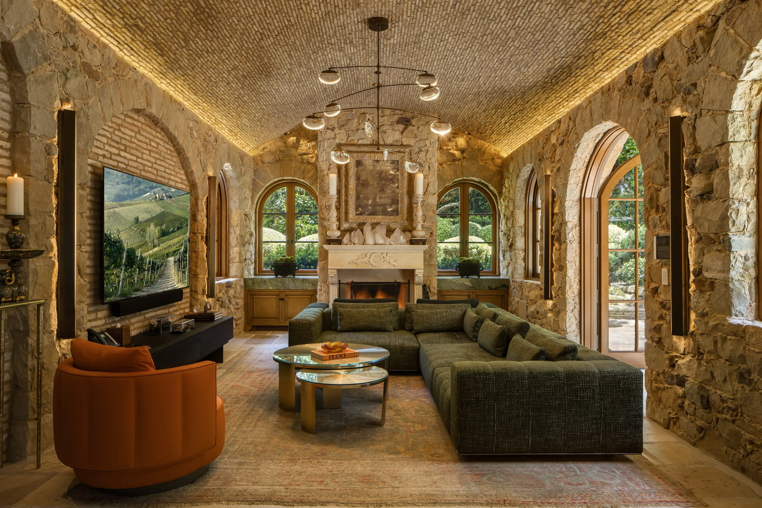 A statement ceiling can elevate any space. It draws the eye up, adds depth, and transforms a room from beautiful to unforgettable.

Welch Design Studio + Welch Design Studio Interiors
@welch_design_studio @welchinteriors 
#architecture #interiordesig