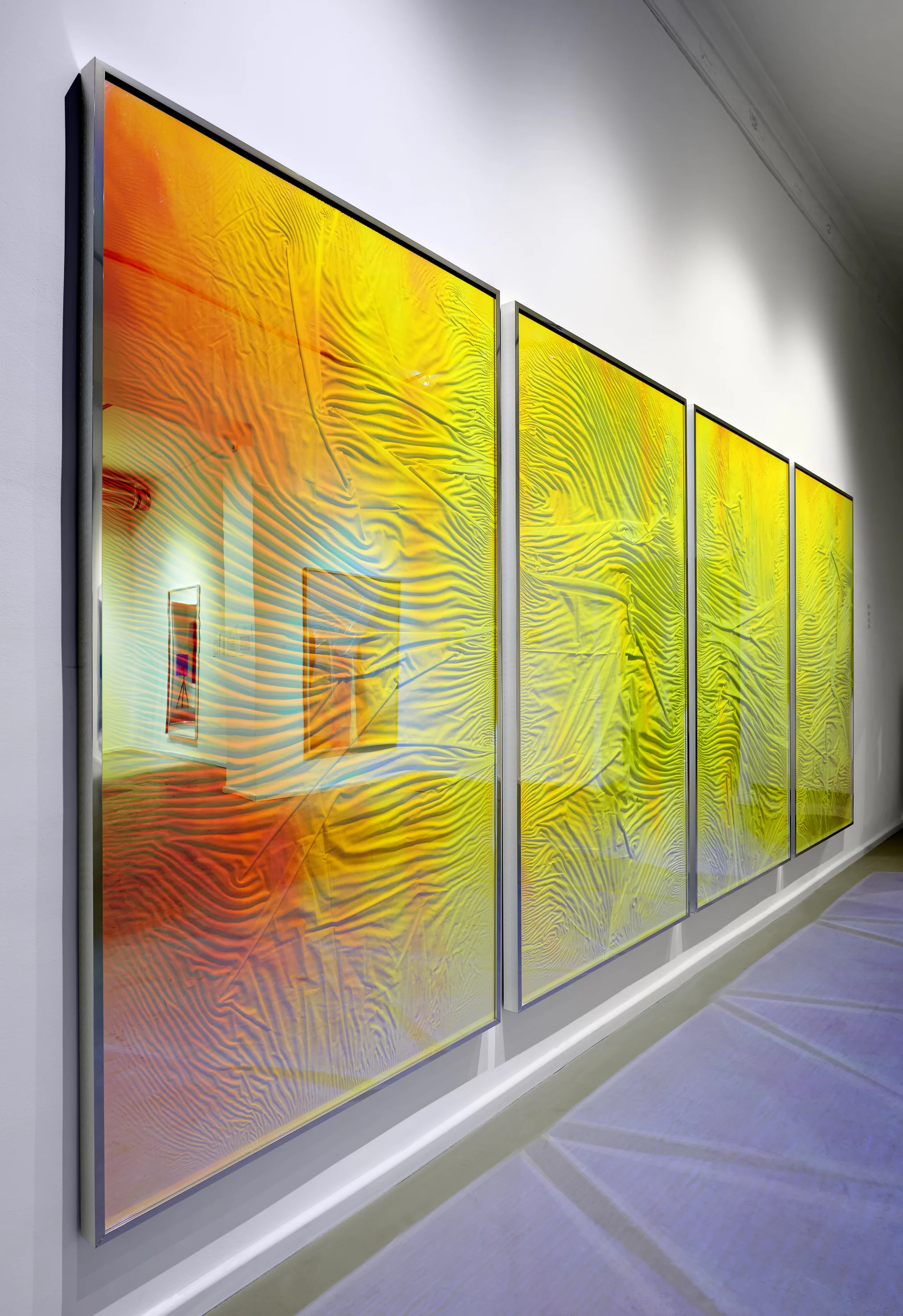L’apparition / Part IV, V, VI, VII (Quadriptych),  2014 - Side view Linen on wood beneath Radiant Plexiglas, aluminium frame structure 400 x 200 cm (157 x 79 in)