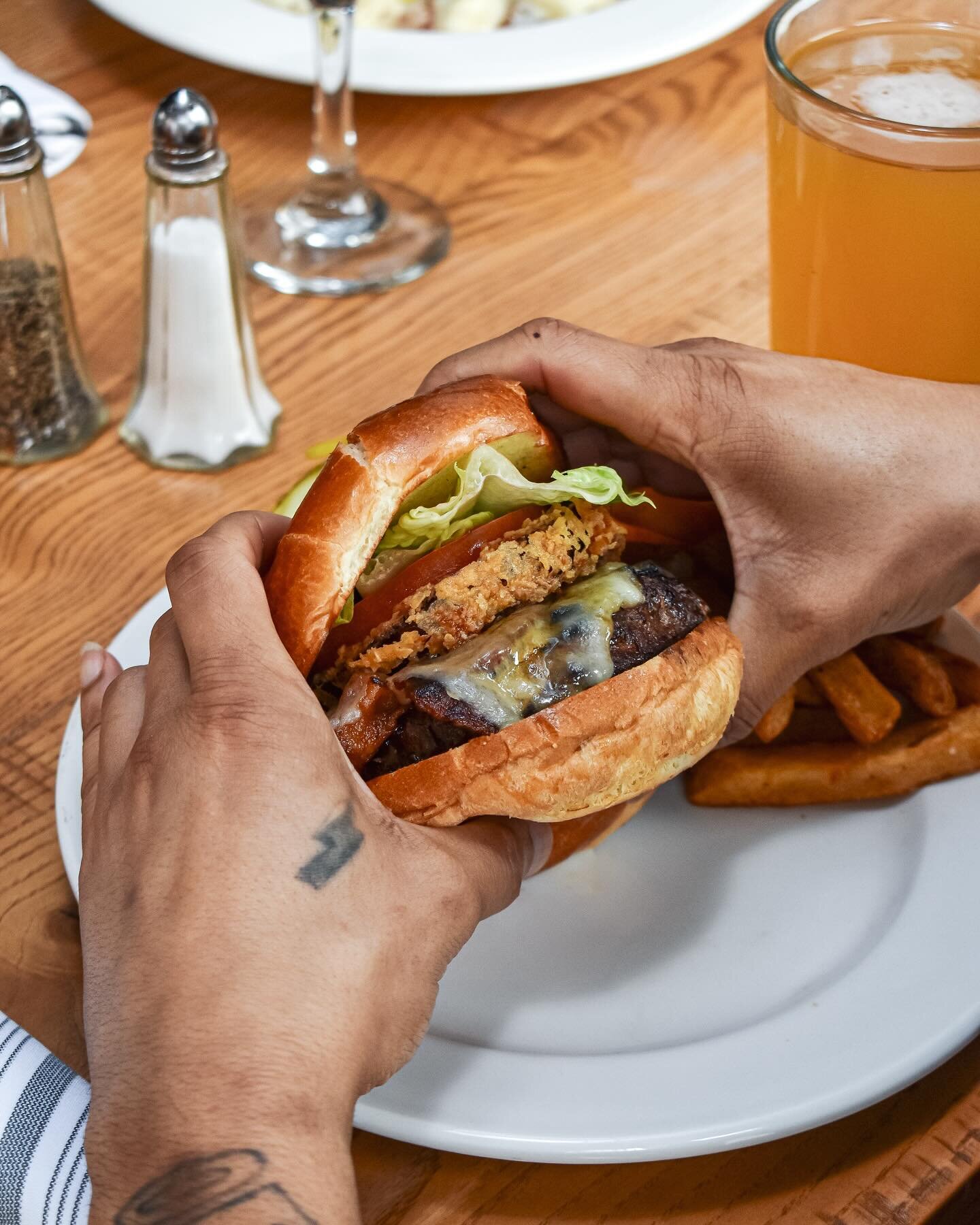 April&rsquo;s new menu items are looking ridiculously good 🔥&nbsp;Book your table today to be one of the first to try our&nbsp;New Eastie Burger or Truffle Orecchiette Mac and Cheese!

#burger&nbsp;#newmenu #bostontavern&nbsp;#nachos #seafood #resta