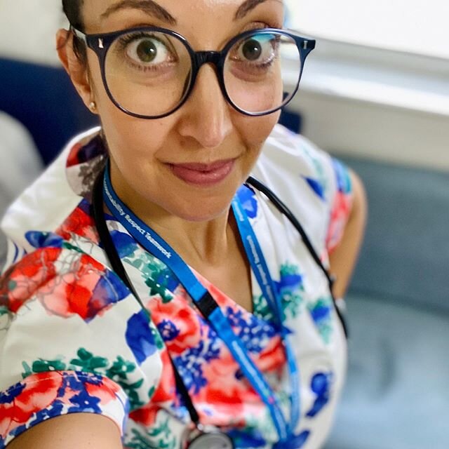🌼🩺🌸 The flowery doctor will see you now... As someone who generally wears black, grey or blue, todays scrubs were one giant leap outside of my comfort zone! But when I turned up at work in my Lycra to find there were no scrub tops and 3 pairs of t