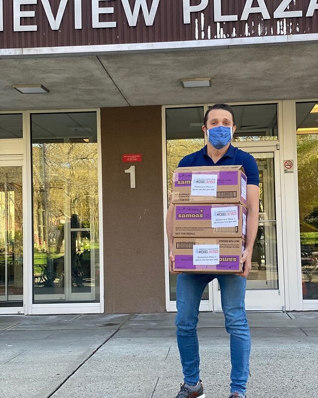 Yesterday I spent the afternoon trying to bring cheer (from a safe distance!) to some of my neighbors and thank our frontline workers for keeping us safe during the COVID-19 pandemic. ⁣⁣
⁣⁣
I started by leaving Girl Scout Cookies that I bought to sup