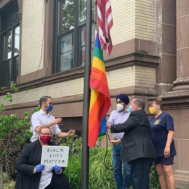 Proud to raise the LGBTQ+ flag over #hoboken City Hall to launch PRIDE MONTH ⁣⁣👨&zwj;❤️&zwj;💋&zwj;👨🏳️&zwj;🌈👩&zwj;❤️&zwj;💋&zwj;👩👸🏾🏳️&zwj;🌈
⁣⁣
Four years ago this month I stood with @raviforhoboken and LGBTQ+ activist @knittel602 + spoke ou