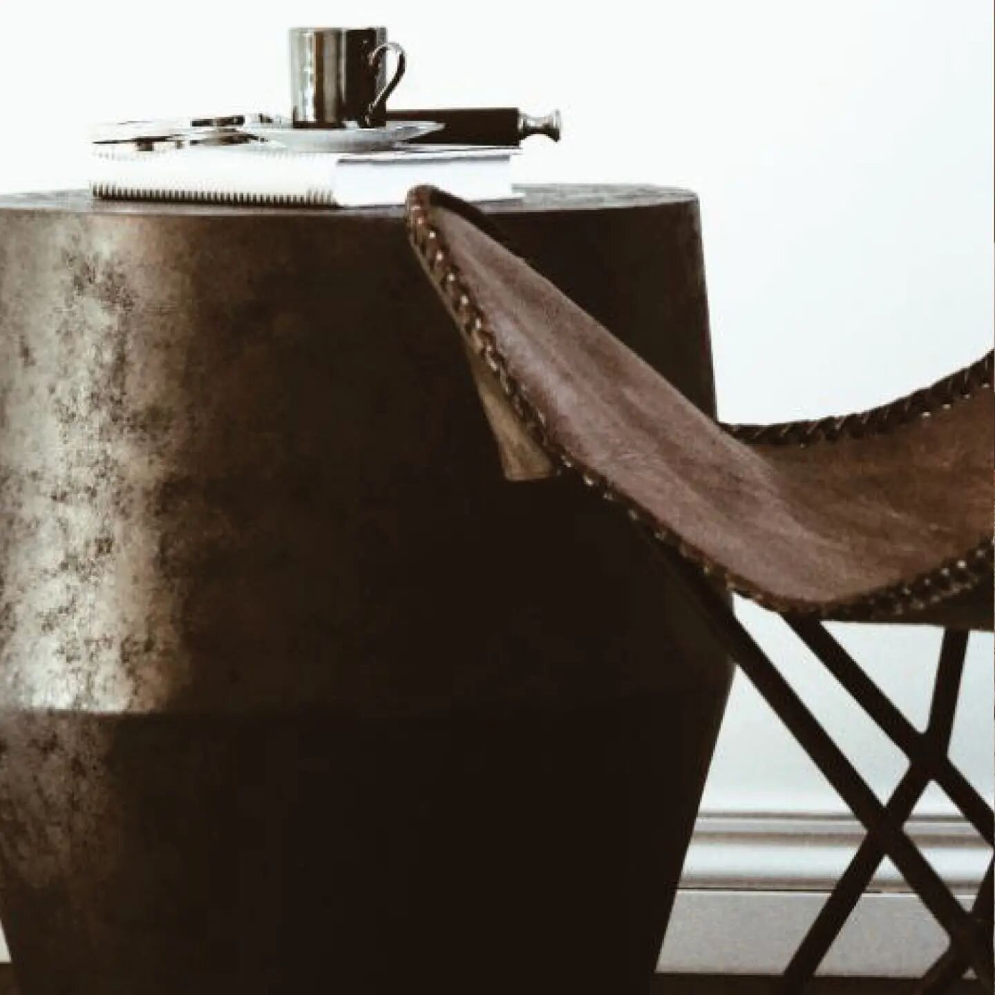 DETAILS | Patina Brass Side Table at one of my past projects in Primrose Hill...loved this little reading nook.
.
#Interiorstyle #interiortherapy #patinabrass #sidetables #interiordesignerslondon #interiordesign