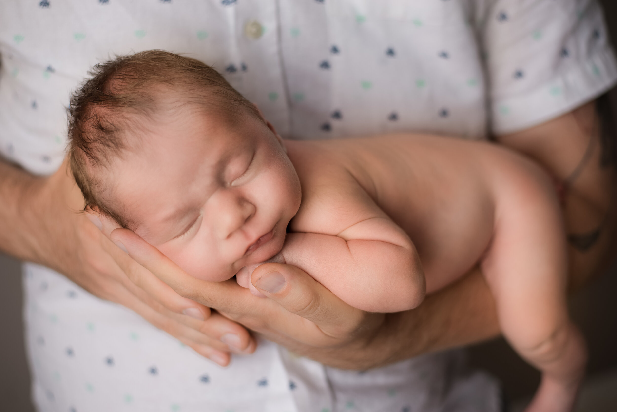 dad pose calgary newborn photo