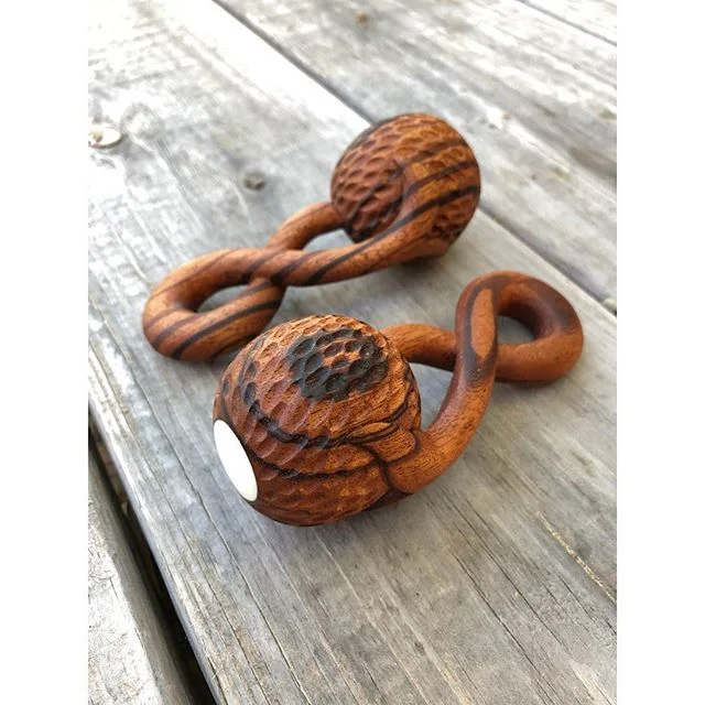 Gemini. Carved out of one piece of wood, mirror image of each other with subtle design differences and grain rotation giving them their own unique character, much like the pair of twins who will be chewing on them soon 🤗
.
.
.
.
#wood #woodworking #
