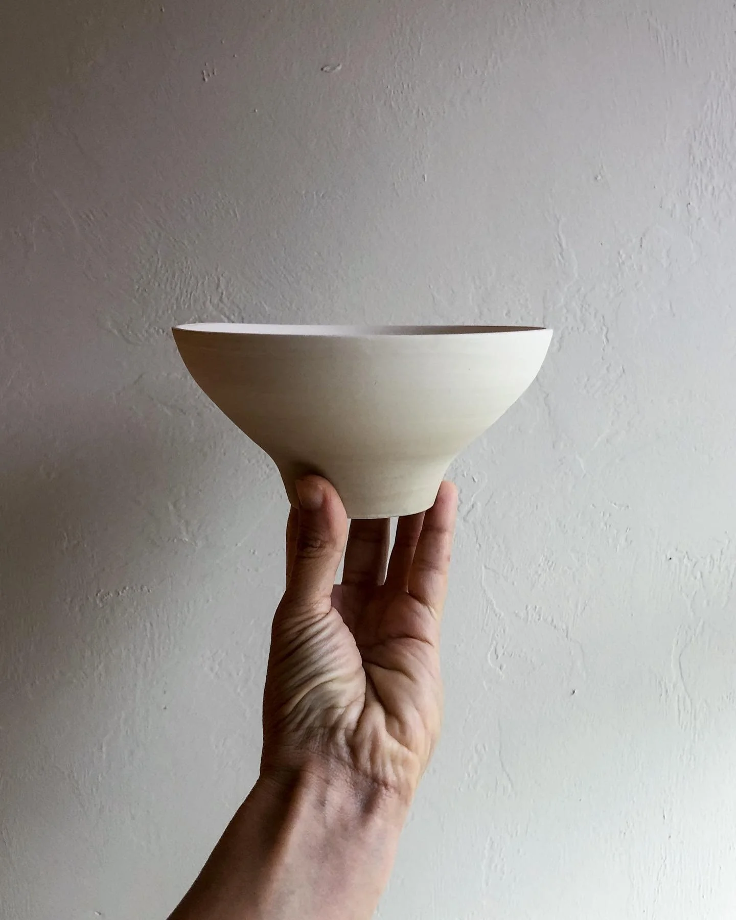 A simple bowl.

#ceramics #ceramicart #ceramic #bowl #handmade #pottery #wheelthrown #clay #practice #iteration #meditation
