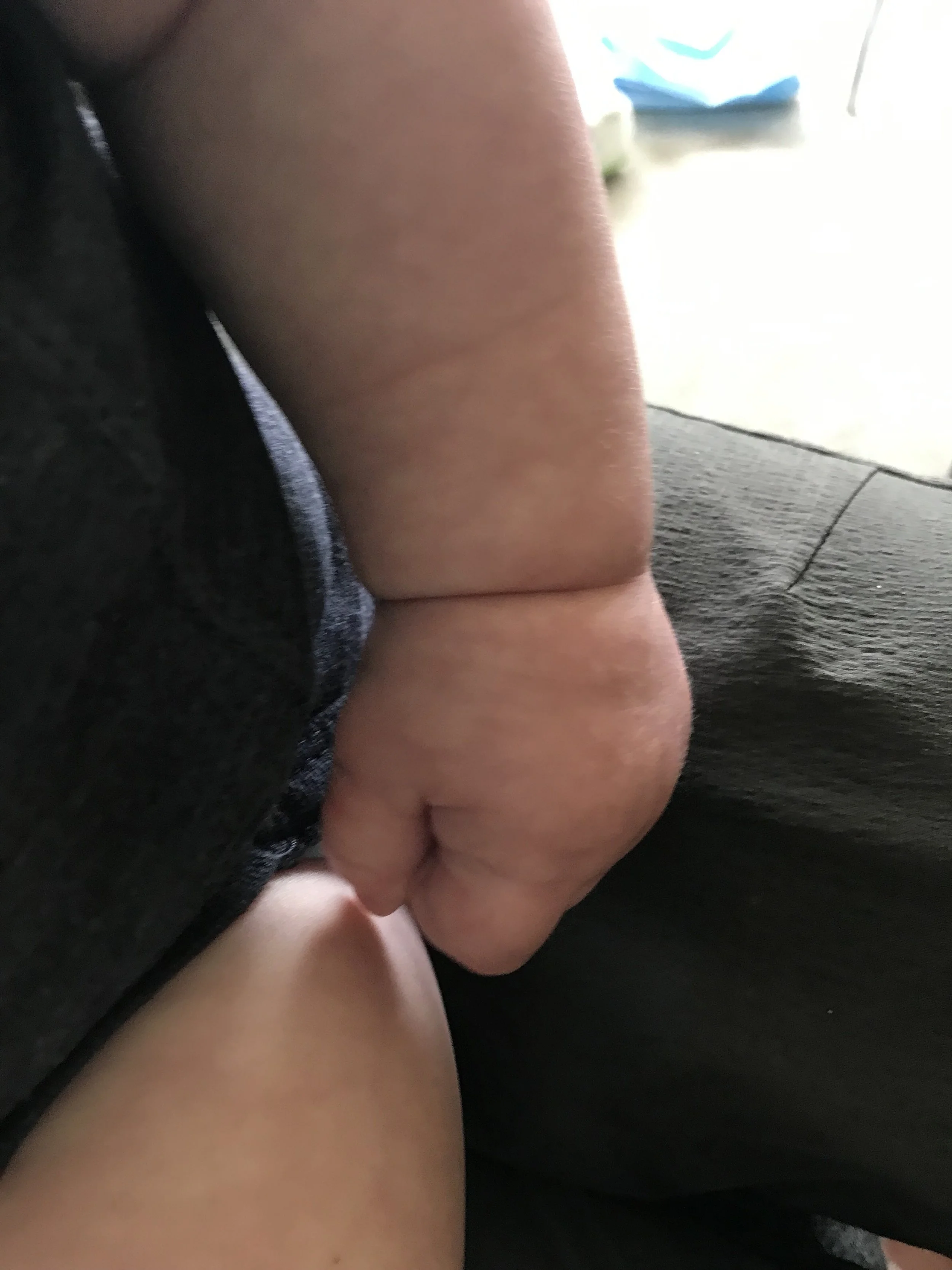 I LOVE LOVE LOOOOOOOOVE these kinds of arms and legs on babies. The more rolls the more delicious.