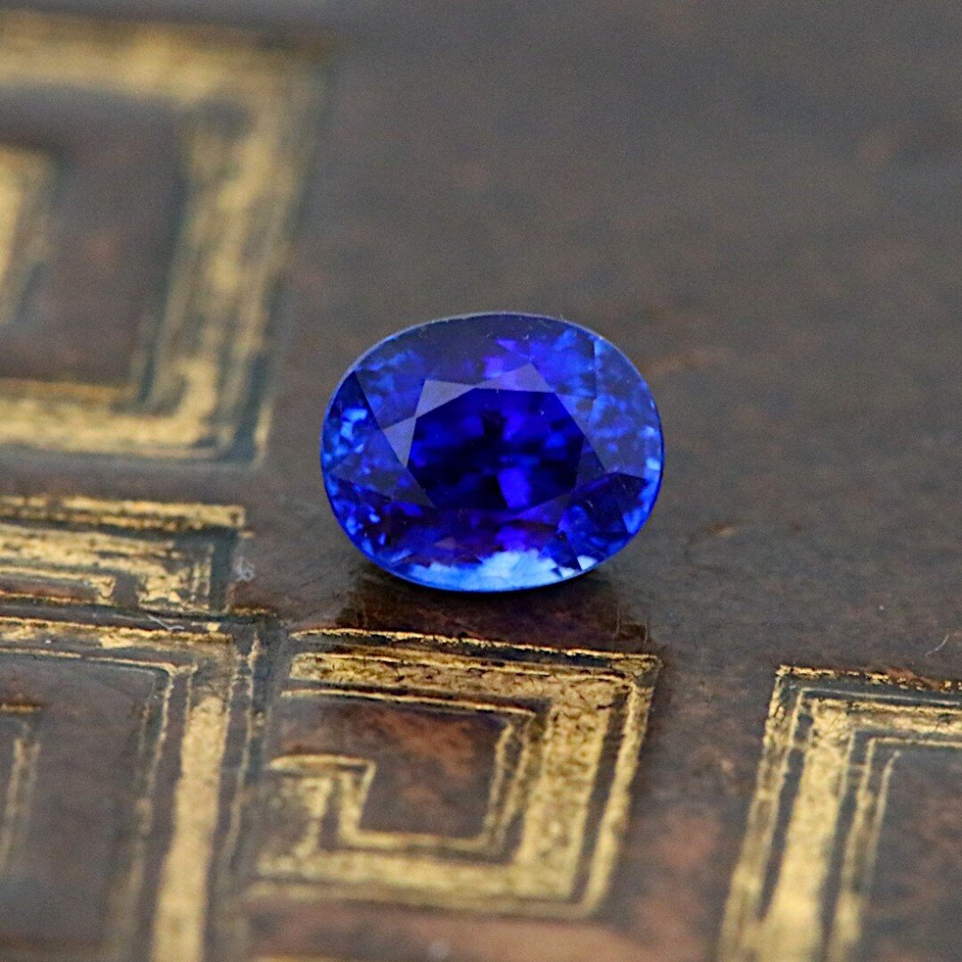 A superb unheated sapphire from Madagascar, recently sold ✨⁠ ⁠
.⁠
Looking for a special blue as well? 🙋&zwj;♀️⁠
.⁠
Sign up to our &quot;gem hunting&quot; service and we'll present you 5 different sapphire options within your preferred size and budge