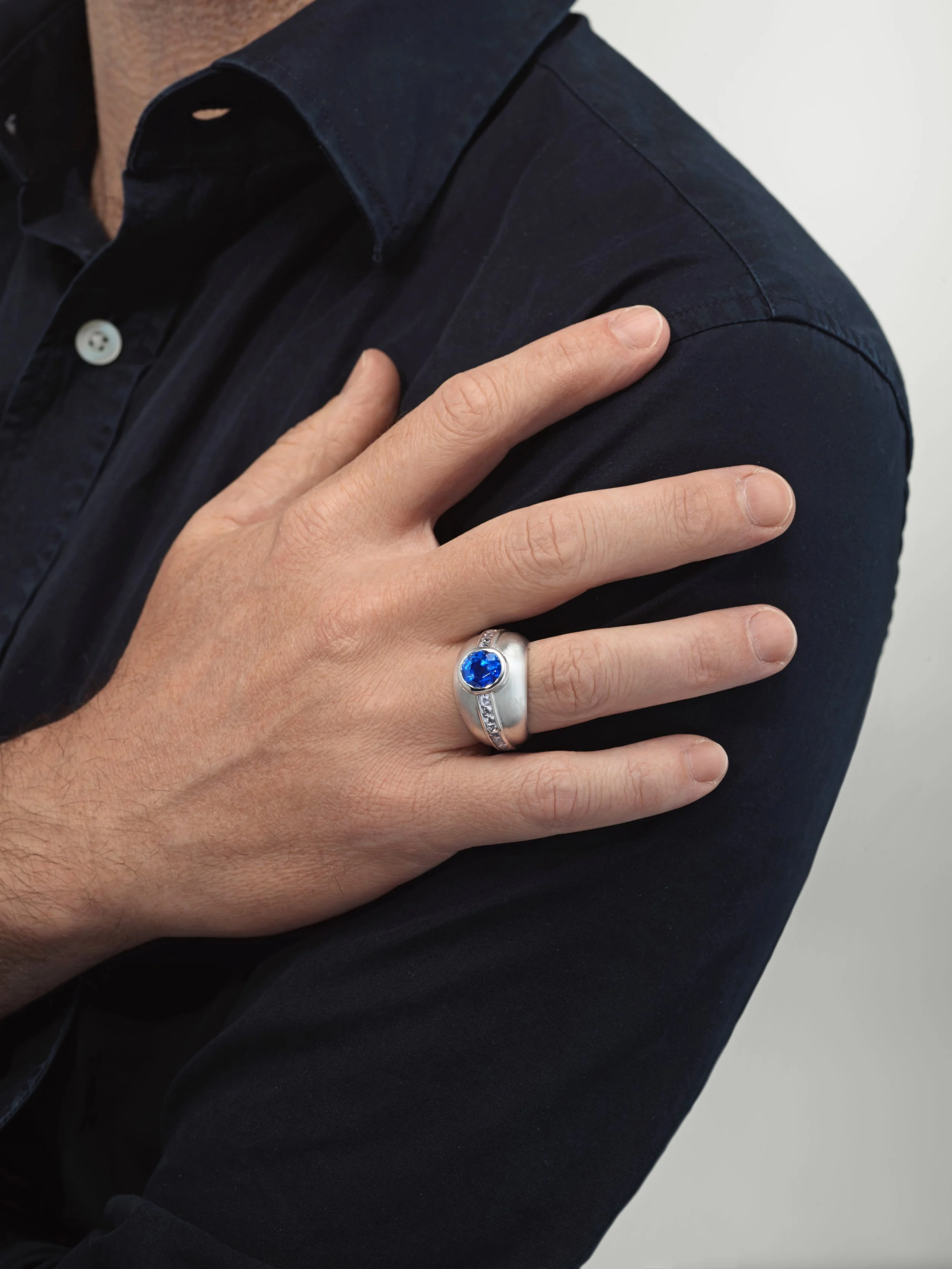 EJ Men ring unheated Ceylon sapphire and French-cut gray spinels