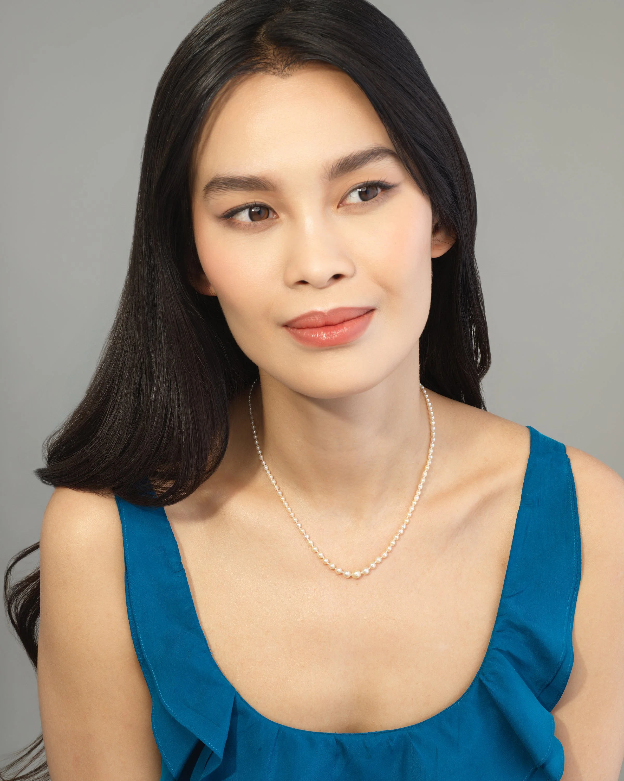 EN_0252 Cream Pearl Necklace Model.jpg
