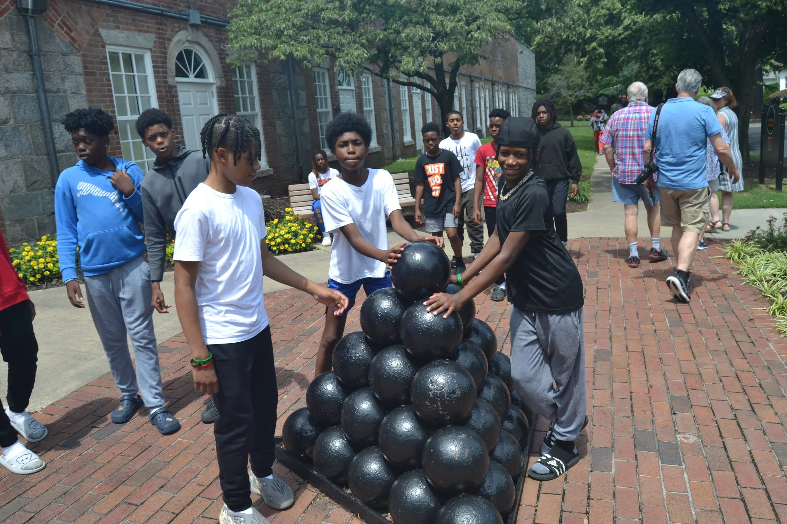 CANNON BALLS OUTSIDE CASEMATE MUSEUM.JPG