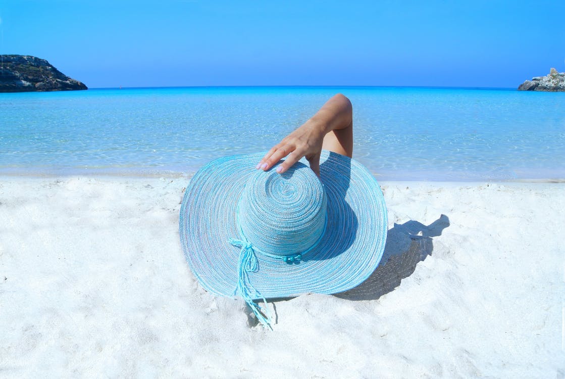 fashion-model-beach-hat.jpg