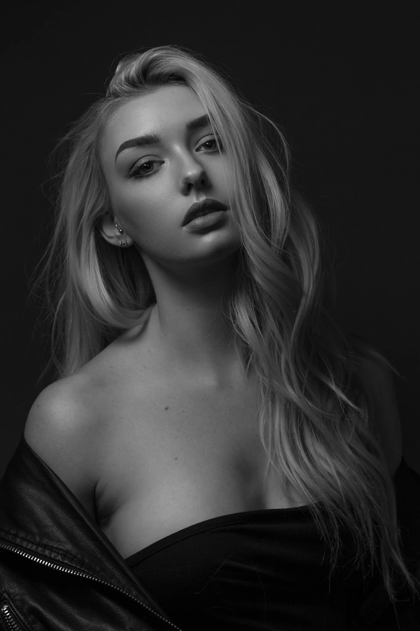 Model: Kira Conley Camera: Canon EOS 6D Lens: Canon 85mm 1.8 EXIF: 1/160f/5.6ISO200 Lighting: Godox V850 II + Godox 60x60cm Softbox on camera left above model