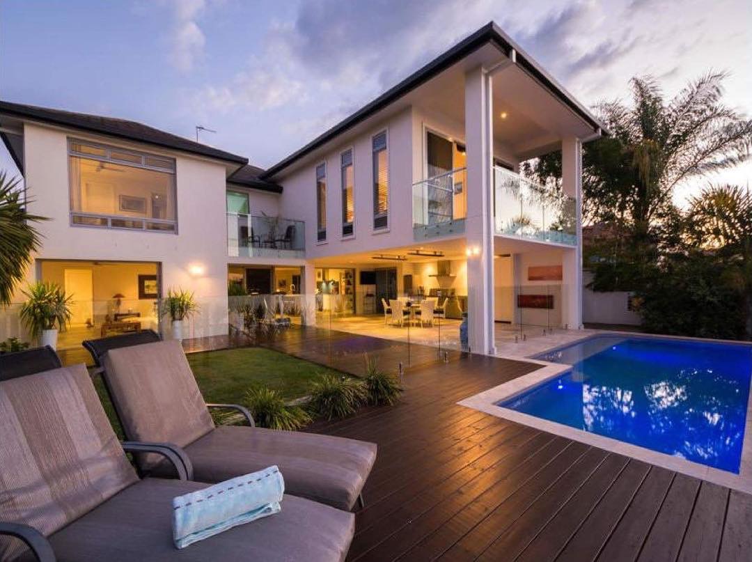  Rear view over looks one of the Gold Coast's best canel aspects. 