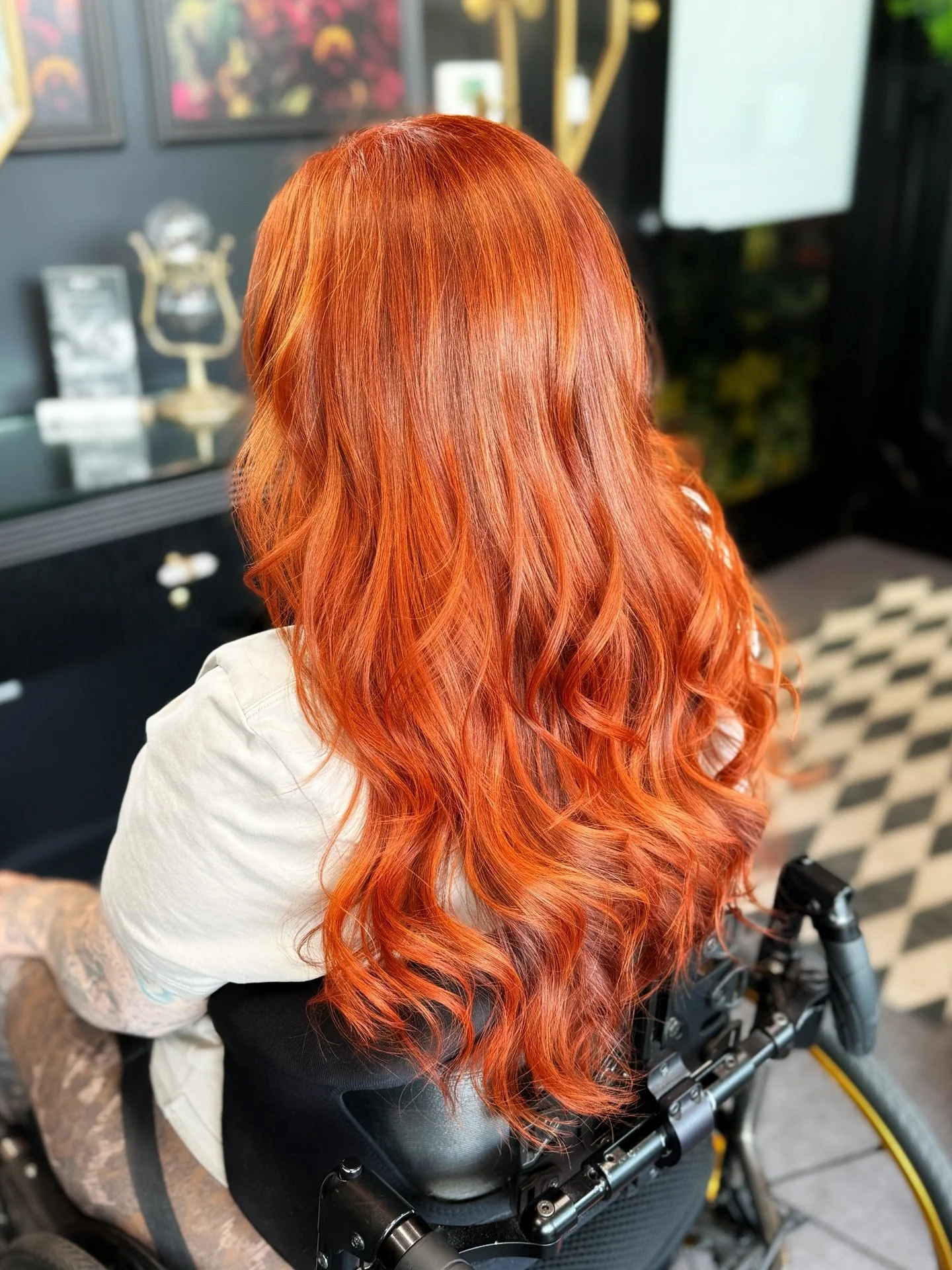 Let&rsquo;s talk hair growth. 🌱✨
Swipe to see the progress this beauty has made since switching to @davinesofficial products + color!

The first photo was taken at our very first appointment in December; and keep in mind, we&rsquo;ve trimmed her at 