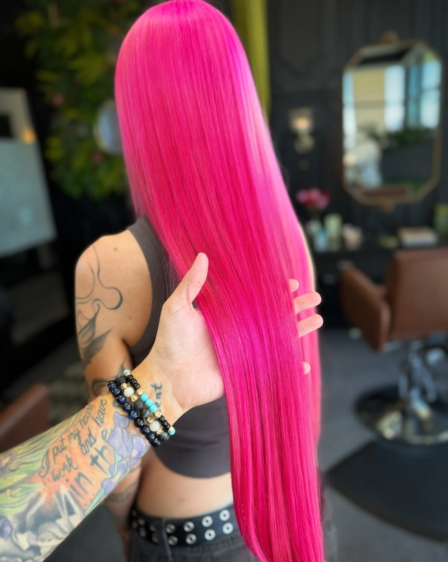 If Barbie had a punk phase&hellip; this would be her final form. 💖⚡️💖 Electric pink, razor-sharp shine, and zero apologies. (Allll hers, no weave here!)
 

⚡️Summer is here - are you prebooked? Hop on my waitlist using the link in my bio. 

#hexhai