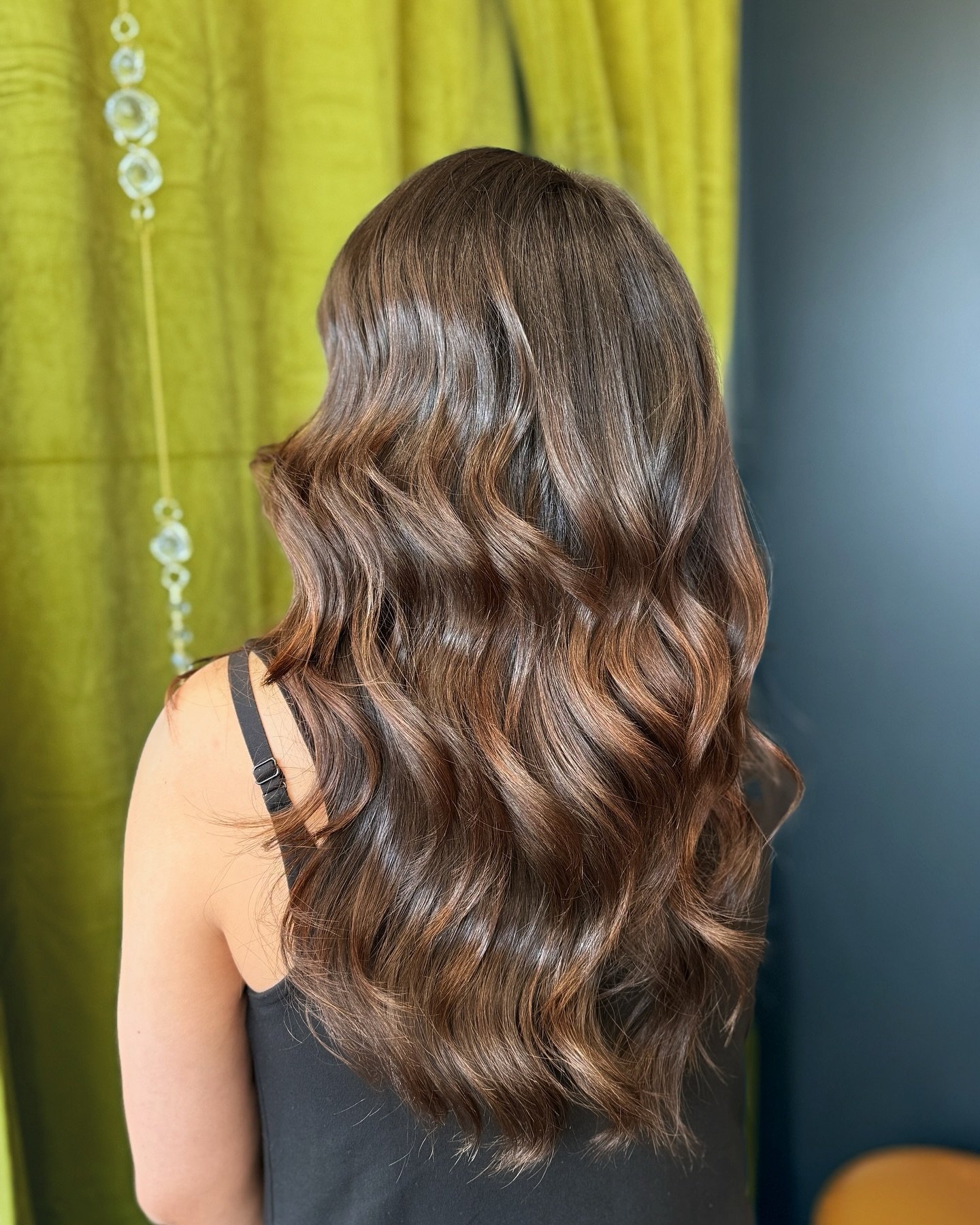 Multidimensional brunettes aka #CaliforniaBrunette 

✨🥃 Book your next custom color experience with me using the link in my bio. 

#davinescolor #hexhairstudio #davinessalon #davines #ecosalon #solasalons #sustainablebeauty #vegas #lasvegas #lasvega
