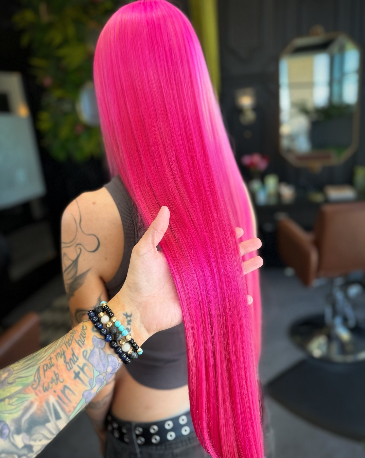If Barbie had a punk phase&hellip; this would be her final form. 💖⚡️💖 Electric pink, razor-sharp shine, and zero apologies. (Allll hers, no weave here!)
 

⚡️Summer is here - are you prebooked? Hop on my waitlist using the link in my bio. 

#hexhai