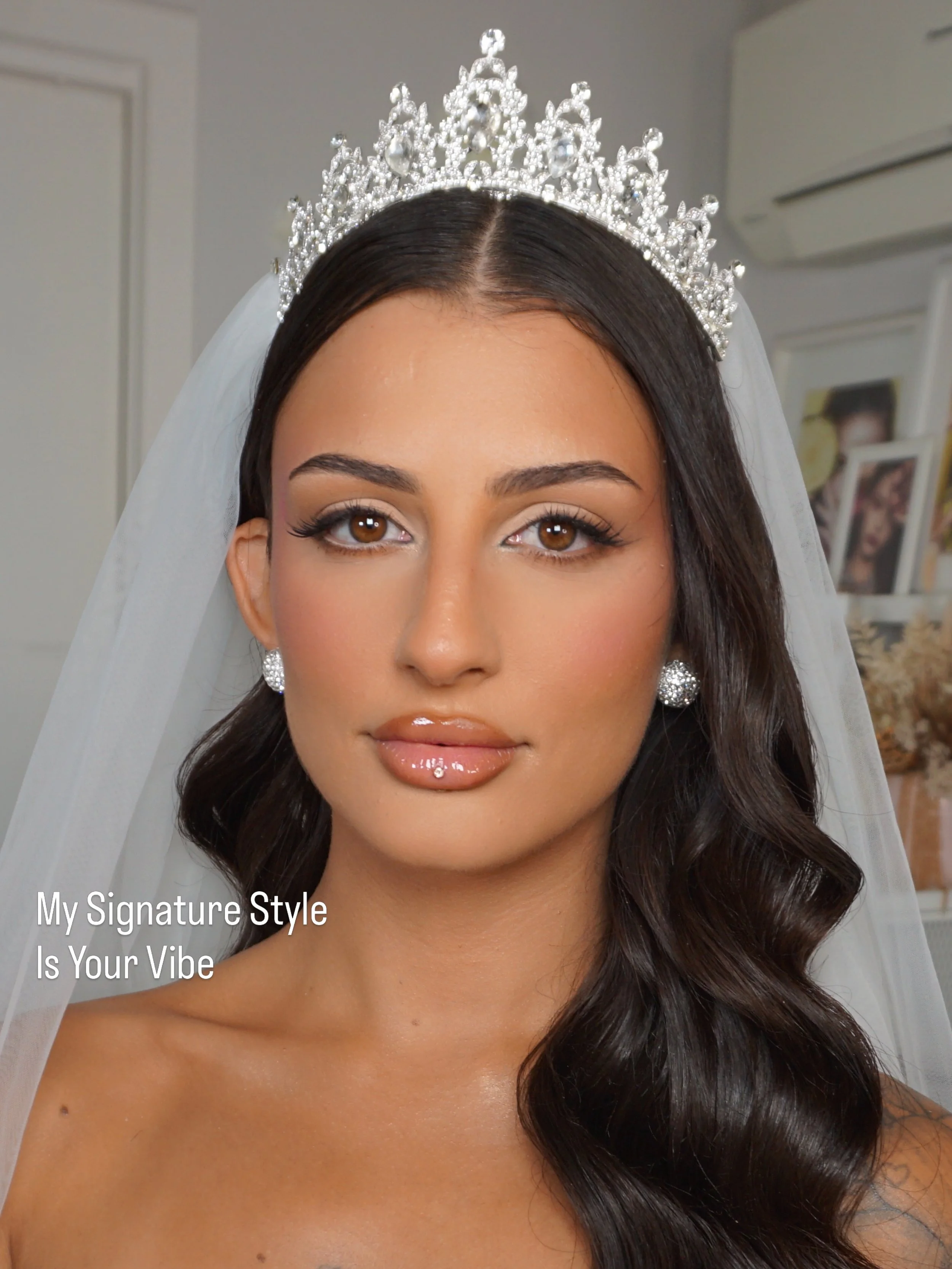 If this is your vibe&hellip; I&rsquo;m your artist ✨
Soft glam that still feels like you.
Glowing skin, softly sculpted features, defined eyes, glossy lips and makeup that looks flawless both in person and in photos.

My signature style is timeless, 