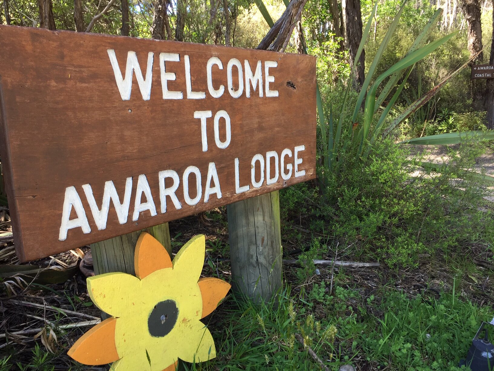 Awaroa Lodge daisy sign.JPG