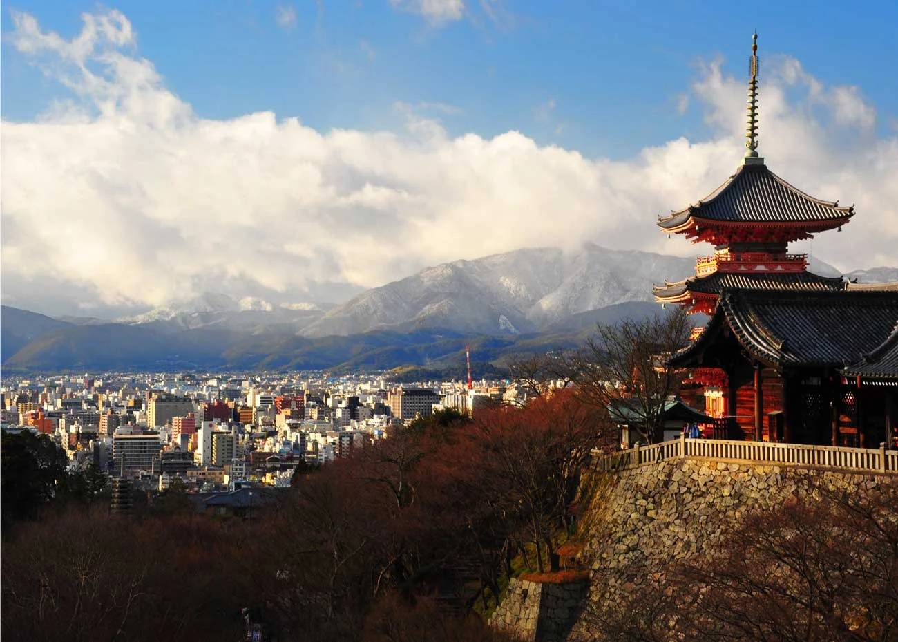 © Phil Holker / Creative Commons , Overlooking Kyoto from Kiyomizu Temple