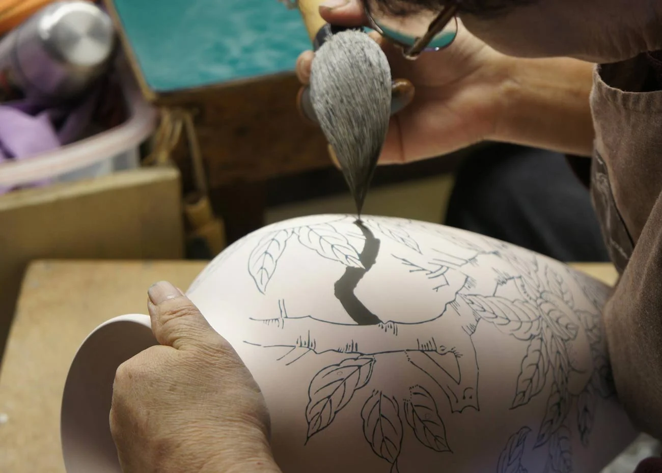 © Arita Porcelain Lab, Painting a Vase by Hand