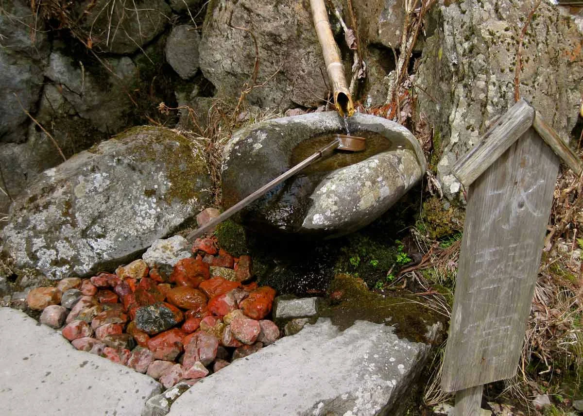 © Anika Ogusu, Real Japanese Gardens, Suikinkutsu