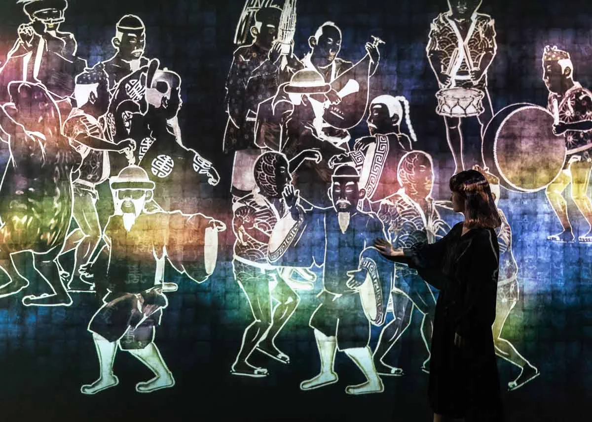 © teamLab, Exhibition view of MORI Building DIGITAL ART MUSEUM: teamLab Borderless, 2018, Odaiba, Tokyo: Walk, Walk, Walk, Search, Deviate, Reunite