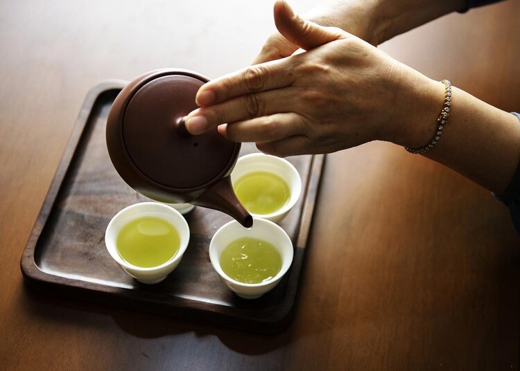 Wie benutzt man eine japanische Kyusu-Teekanne?