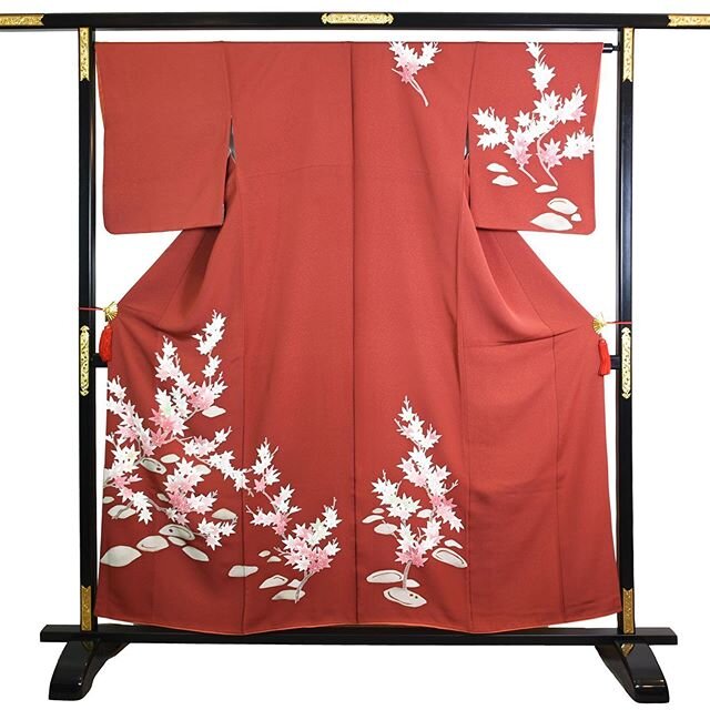 The rich terracotta red of this vintage silk kimono immediately brings to mind the colors of the fall foliage.
🔻
This provides the ideal stage for the iconic Japanese maple, whose leaves float across the kimono design.
🔻
Find out more, link in bio!