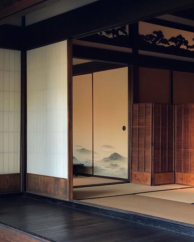 The smooth surface of the fusama sliding doors has always been an irresistible blank canvas for fine art.
🔻
You can find this example at the Huntingdon Library, photo by @licheng_ling.
