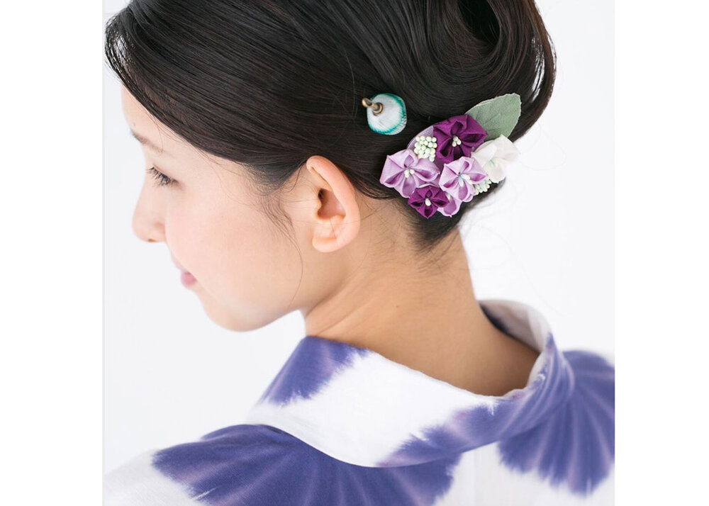 Accessoire De Cheveux Kanzashi Japonais à La Main Sur Une Table En