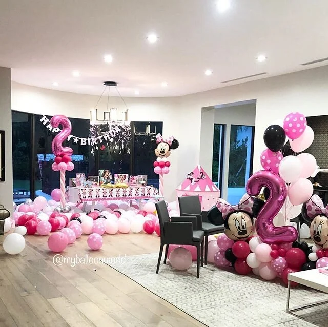 Minnie mouse bouquet + 2x columns + balloons on floor 😍