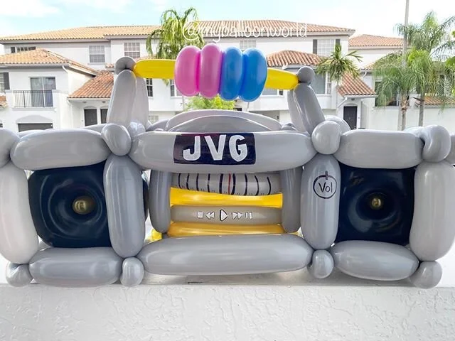 Custom BOOM BOX for a hiphop birthday party 😍🎈🎶 🎼 🎵 .
.
.
#Balloondesigns #balloontwist #balloongoals #balloontwisting #balloonsbroward #balloonsmiami #facepainting #facepaint #facepaintingmiami #facepaintingbroward #miami #westpalm #broward #ba