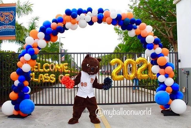 Drive thru organic arch 🥰🎈🍾 congrats class of 2020 at @materlakesacademy 👨&zwj;🎓 👩&zwj;🎓