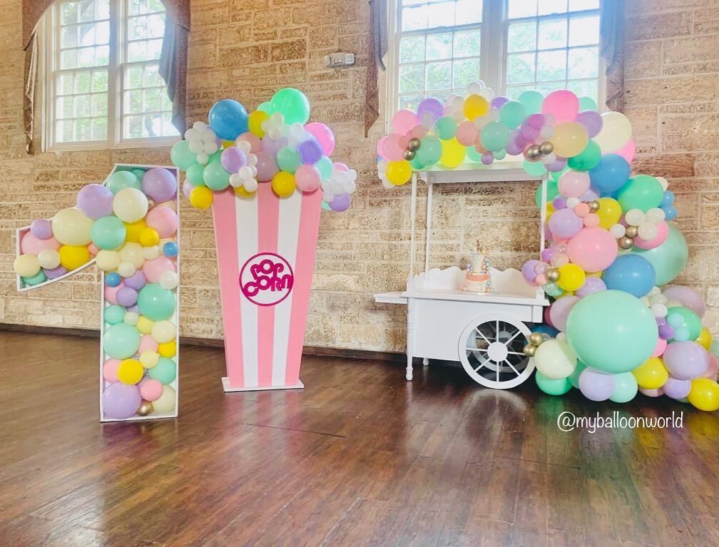 Cute setup collab with @peachesandparties 😍🎈 
.
.
.
#balloongarland #popcornballoon #balloondesigns #balloontwist #balloongoals #balloontwisting #balloonsbroward #balloonsmiami #facepainting #facepaint #facepaintingmiami #facepaintingbroward #miami
