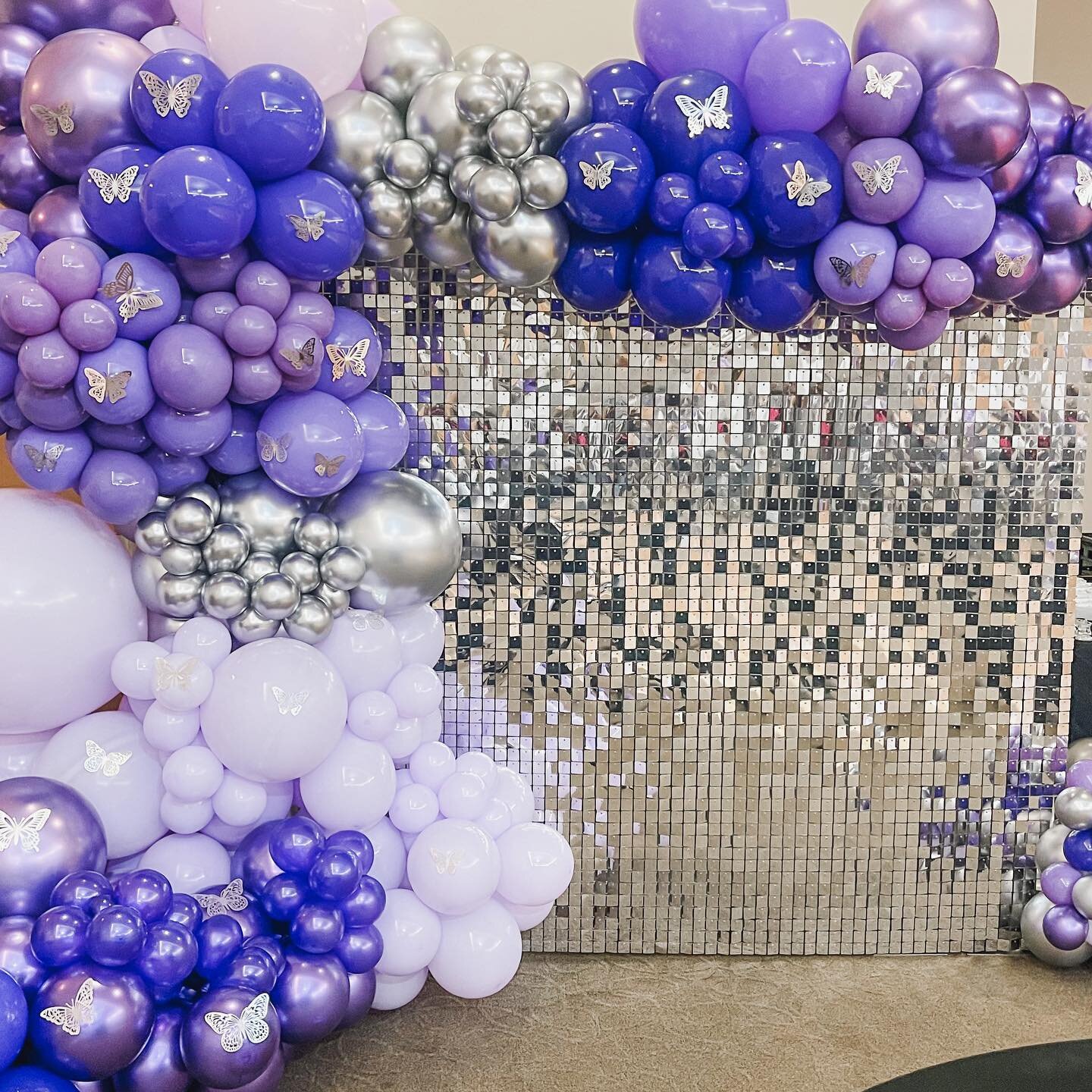 🦋 🦋 sweet 16 🥰
Silver sequin wall 7x7 with balloon garland and butterfly cutouts! 
.
.
.
.
#Balloongarland #balloonwall #ballooncenterpieces #palmbeachballoons #balloonsbroward #balloonsmiami #babyshowerbroward #babyshowermiami #facepaintingmiami 