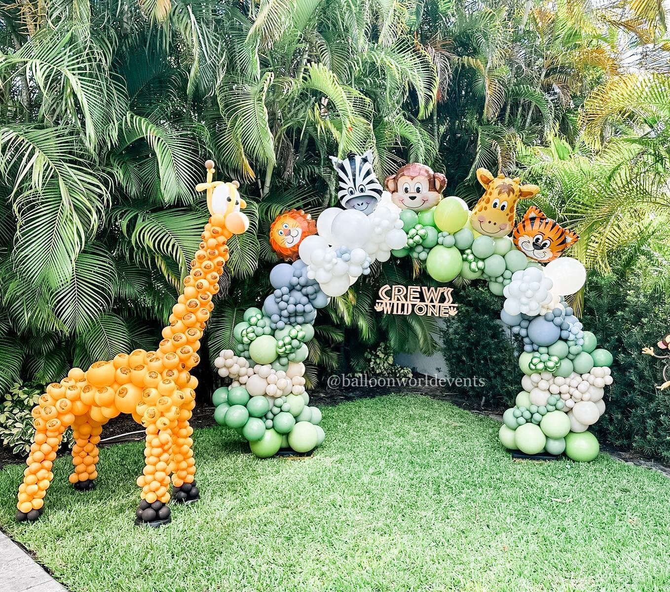 8ft Giraffe balloon sculpture and organic arch safari theme 🐯 🦁 🙊 🦒 🦓 
.
.
.
.
#fortlauderdaleballoons #safariballoons #balloonarch #browardballoons #parklandballoons #miamiballoons #browardevents #balloonsmiami #bocaballoons #palmbeachballoons