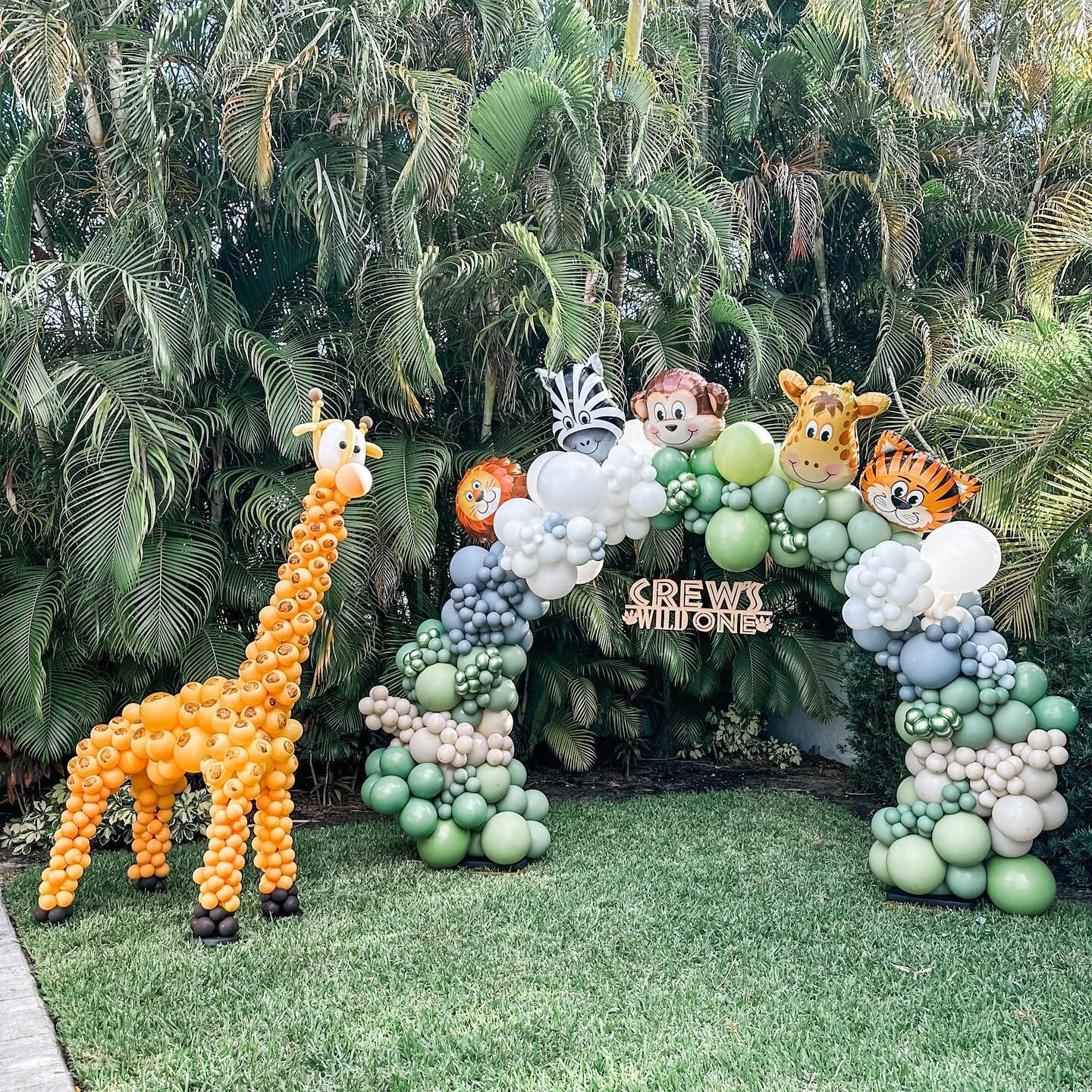 Safari theme balloon arch and giraffe! Its a wild one party 🎈 
.
.
.
#forauderdaleballoons #browardballoons #miamiballoons #southfloridaeventplanners #southfloridaballoons #balloonarch #giraffeballoon