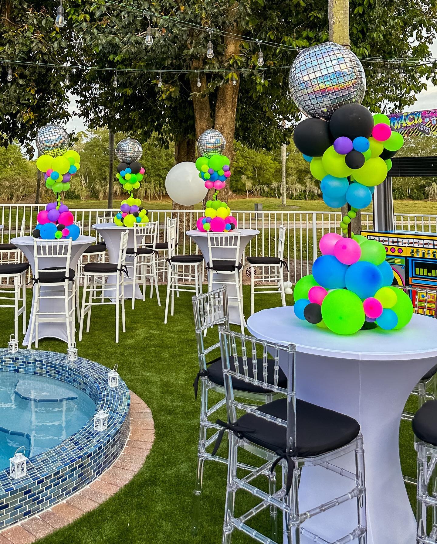 Balloon centerpieces for a 90s theme party! Balloon disco balls on top of organic centerpieces are 🤩🤩🤩🪩
.
.
.
.
#miamiballoons #browardballoons #palmbeachballoons #fortlauderdaleballoons #parklandballoons #bocaballoons #southfloridaballoons