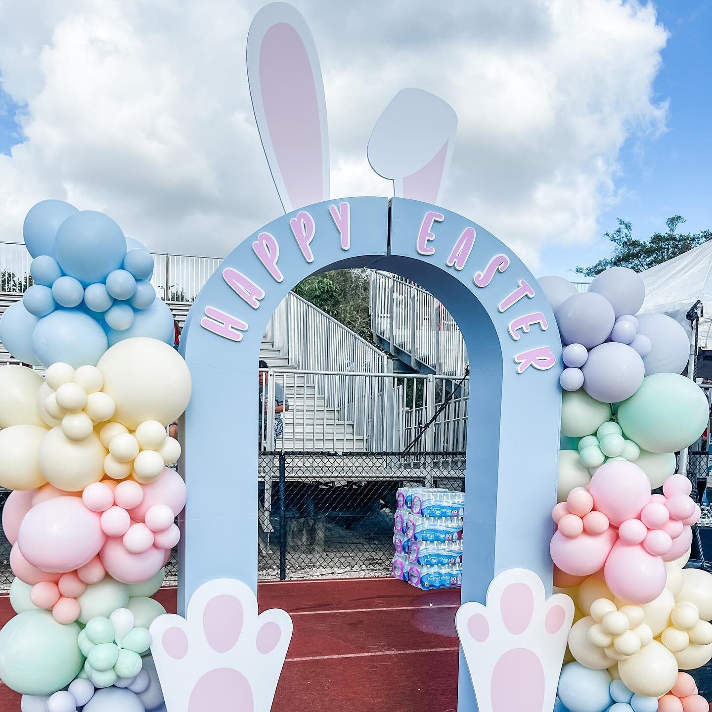 Egg drop yesterday with @wearecoolchurch 😎 Happy easter! 

Rental by @southfloridabackdrops 
Balloons @balloonworldevents 
.
.
.
#easterballoons #miramarballoons #southfloridaballoons #miamiballoons #browardballoons #parklandballoons #bocaballoons