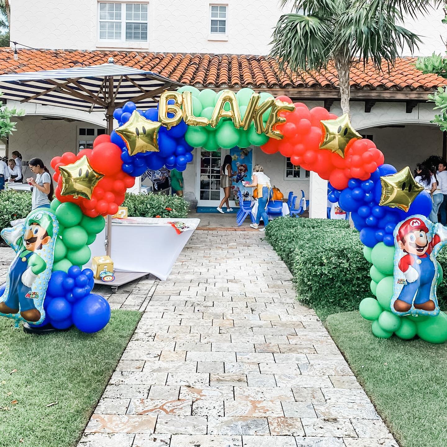 Attention all Mario fans! 🎮🍄🎈 Check out this awesome Mario balloon decoration we made for a birthday party! 🎂🎉 The colorful balloons feature Mario, Luigi, and all their friends from the Mushroom Kingdom, and the design is perfect for any gamer-t