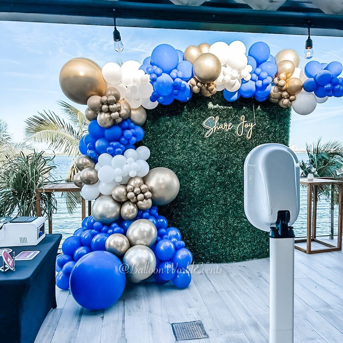 8x8ft grass wall with an 8x8 balloon garland 🎈😎
.
.
.
.
#Balloongarland #balloonwall #ballooncenterpieces #palmbeachballoons #balloonsbroward #balloonsmiami #babyshowerbroward #babyshowermiami #facepaintingmiami #facepaintingbroward #fortlauderdale