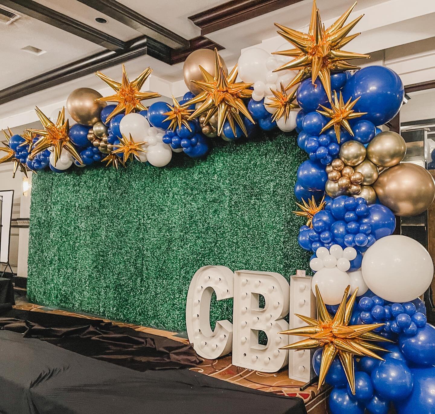 Balloon garland + Grass wall + Marquees = 🤩🤩🤩🤩🤩
.
.
.
.
#Balloongarland #balloonwall #ballooncenterpieces #palmbeachballoons #balloonsbroward #balloonsmiami #babyshowerbroward #babyshowermiami #facepaintingmiami #facepaintingbroward #fortlauderd